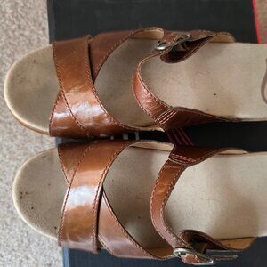 Dansko Sela, toffee crinkle patent size 41